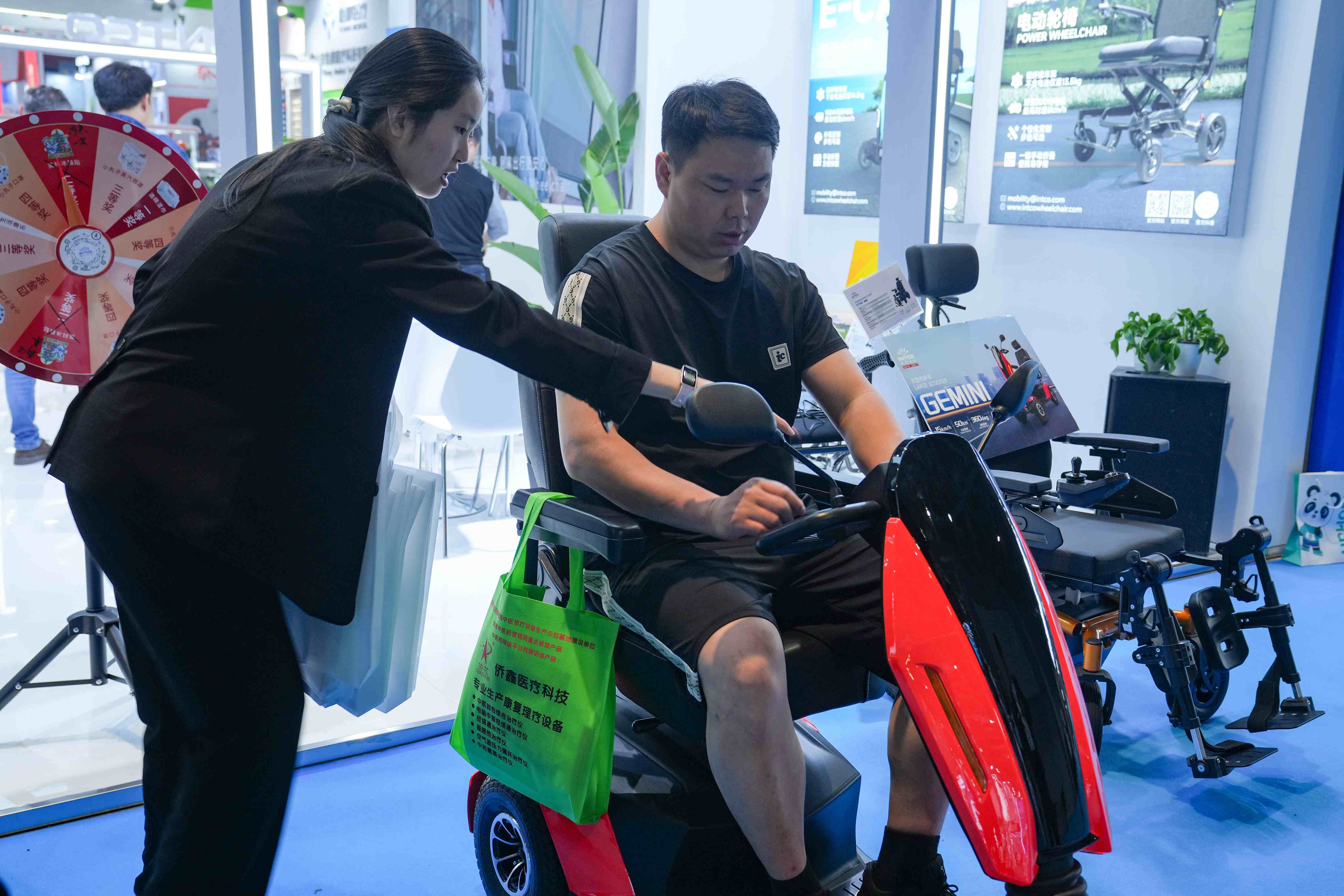 英科醫療攜輪椅 STAR、代步車 E-cary 及 Gemini 等新品亮相